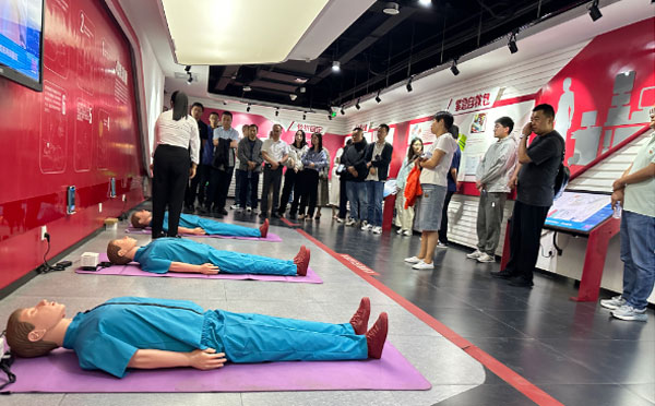 增强国防意识-厚植爱国情怀-——省应急管理厅指挥中心、办公室等党支部联合省直机关-9个党支部开展主题党日活动.jpg